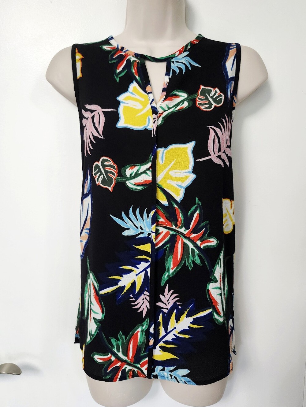 C&E Sleeveless Black Tropical Print Blouse - Picture 5 of 11